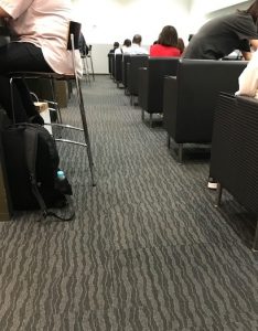 那覇空港ラウンジの椅子の並び